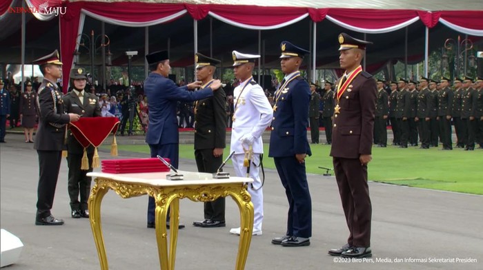 Jokowi Beri Adhi Makayasa ke Lulusan Terbaik TNI-Polri