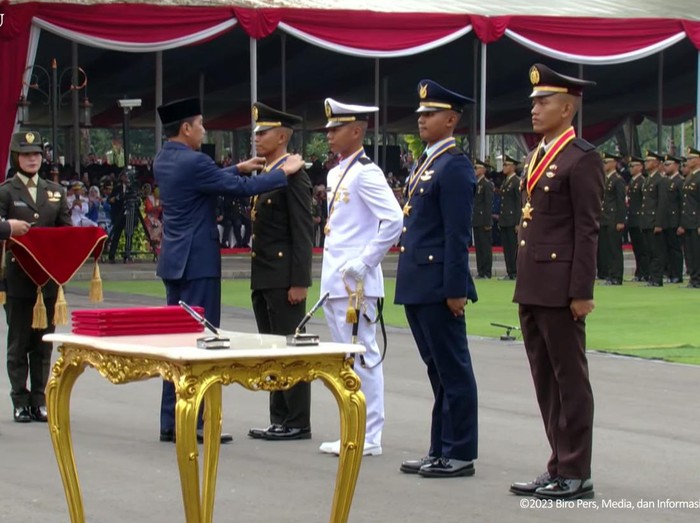 Jokowi Beri Adhi Makayasa ke Lulusan Terbaik TNI-Polri