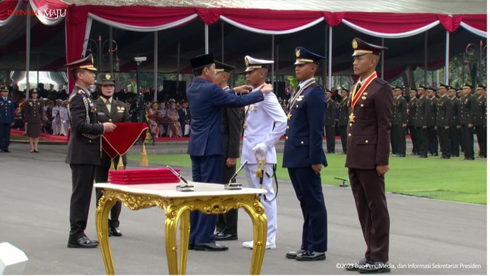 Jokowi Lantik 833 Perwira TNI-Polri di Istana Merdeka