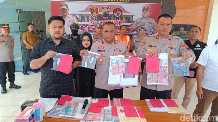 Rilis kasus korupsi dengan tersangka Kades Karangpucung di Mapolresta Cilacap, Rabu (26/7/2023).