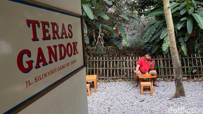 Kafe Teras Gandok di Bandung.
