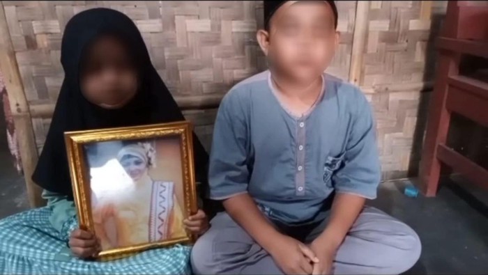 Kakak adik di Lampung Tengah minta Presiden dan Kapolri tangkap ayah mereka yang telah membunuh ibu mereka.