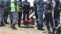 Petugas membungkus jasad korban yang ditemukan usai kapal migran terbalik. Senegal telah melihat lonjakan kapal migran yang mencoba rute migrasi Atlantik ke Kepulauan Canary, Spanyol. REUTERS/Ngouda Dione  