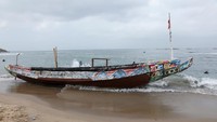 Kecelakaan itu terjadi di lepas pantai salah satu landmark negara itu pada dini hari. Kontingen besar petugas pemadam kebakaran dan penyelam masih mencari mayat di daerah tersebut pada sore hari. REUTERS/Ngouda Dione  