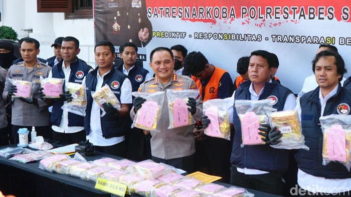 Kaporestabes Surabaya Kombes Pasma Royce memamerkan barang bukti sabu jaringan Sumatera-Jawa