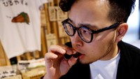 Kebiasaan memakan serangga ini juga disebut Entomophagy. Konsep ini mulai dianggap serius setelah Perserikatan Bangsa-Bangsa (PBB) menganggap serangga sebagai sumber protein berkelanjutan di tengah populasi global yang diprediksi membengkak pada 2050 mendatang.  