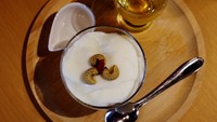 Salah satu menu yang disajikan restoran ini adalah tahu almond dengan larva kumbang.  