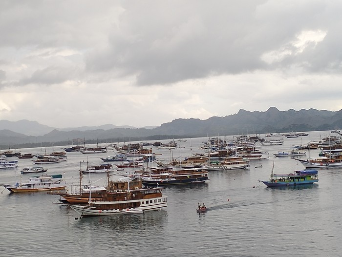 Kawasan maritim di Labuan Bajo yang dipenuhi kapal pinisi beberapa waktu lalu. (Ambrosius Ardin)