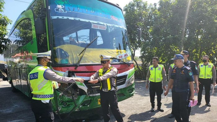 Kecelakaan maut bus tabrak mobil dan motor hingga 2 tewas di Purwodadi, Pasuruan