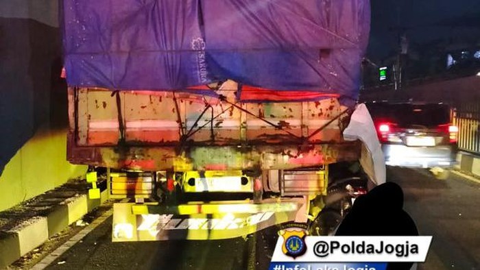 Kecelakaan motor tabrak truk di Underpass Kentungan, Sleman, Rabu (26/7/2023).