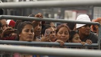 Teman dan anggota keluarga narapidana menunggu untuk mendengar kabar tentang orang yang mereka cintai setelah bentrokan mematikan di Lembaga Pemasyarakatan Litoral. Penjara litoral terletak di dalam kompleks penjara di Guayaquil, 270 kilometer tenggara Quito. Penjara ini memiliki kapasitas sekitar 9.500 narapidana, tetapi pada kuartal pertama tahun ini melebihi jumlah itu hampir 3.000.