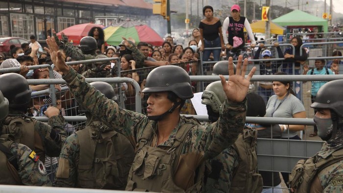 Soldiers stand guard at the Litoral Penitentiary after deadly clashes in Guayaquil, Ecuador, Tuesday, July 25, 2023. Ecuador on Tuesday announced a state of emergency in all of its prisons after a series of violent incidents including shootings and explosions occurred in one of its most dangerous prisons. (AP Photo/Cesar Munoz)
