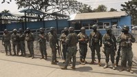 Tentara berjaga di Lembaga Pemasyarakatan Litoral setelah bentrokan mematikan di Guayaquil, Ekuador, Selasa (25/7/2023). Keadaan darurat akan berlaku selama 60 hari dan memerintahkan mobilisasi segera militer dan polisi dalam upaya untuk mendapatkan kembali kendali atas penjara.