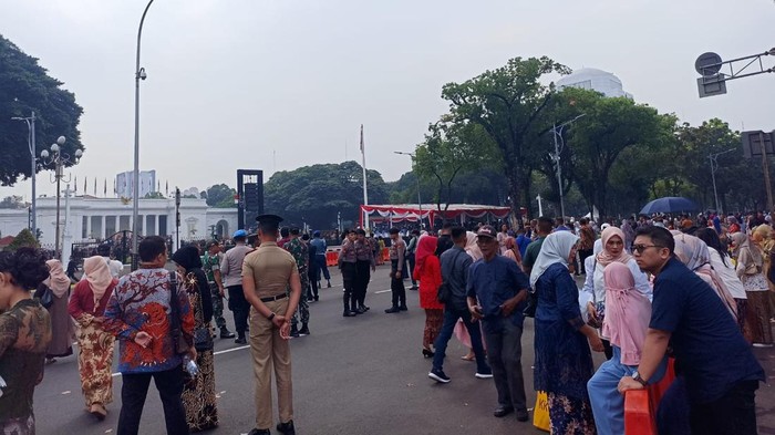 Keluarga perwira yang dilantik Presiden Joko Widodo (Jokowi) memadati depan Istana Merdeka, Jakarta Pusat.