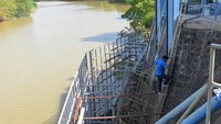 Petugas memeriksa instalasi penyedotan air baku untuk kebutuhan air bersih di sungai Kreung Aceh, Kabupaten Aceh Besar, Aceh, Senin (24/7/2023). Menurut Perumdam Tirta Daroy, produksi air bersih untuk pemenuhan kebutuhan sebanyak 54.000 pelanggan di darah itu mengalami penurunan hingga 40 persen dibanding kondisi normal mencapai 800 liter/detik akibat kesulitan air baku sehubungan terjadinya pendangkalan sungai dampak kemarau, selain itu bendungan karet yang berfungsi memperlancar dan meningkatkan volume distribusi air mengalami kerusakan. ANTARA FOTO/Ampelsa