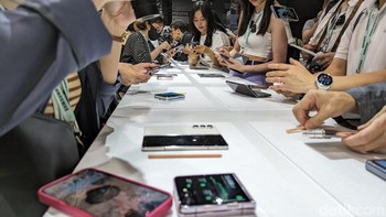 Sejumlah media dan kreator terlihat sibuk memotret dan membuat konten menggunakan unit Galaxy Z Fold 5 dan Galaxy Z Flip 5 yang tersedia. Foto: Virgina Maulita Putri/detikinet