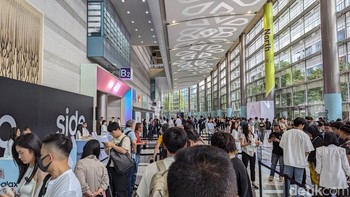 Antrean media, influencer, dan partner yang menunggu pintu Hall B2 COEX dibuka. Pengunjung yang sudah mendaftar diminta memperlihatkan kode QR untuk kemudian diberikan name tag. Foto: Virgina Maulita Putri/detikinet