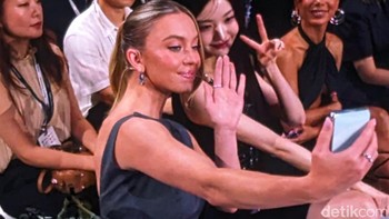 Sampai aktor Sydney Sweeney yang sempat mengambil selfie bersama Wonyoung IVE menggunakan Galaxy Z Flip 5. Foto: Virgina Maulita Putri/detikinet