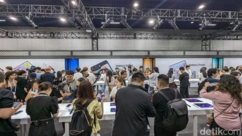 Setelah semua produk selesai dipamerkan, semua pengunjung diperbolehkan menjajal Galaxy Z Fold 5, Galaxy Z Flip 5, Galaxy Tab S9 series, dan Galaxy Watch 6 series di Experience Zone. Foto: Virgina Maulita Putri/detikinet