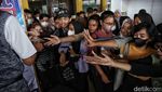 Ketika Pencari Kerja Berebut Voucher Makan di Job Fair Bekasi