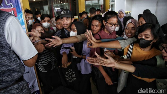 Ketika Pencari Kerja Berebut Voucher Makan di Job Fair Bekasi Ketika Pencari Kerja Berebut Voucher Makan di Job Fair Bekasi