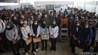 Sejak pagi para pencari kerja ini mulai antre untuk masuk booth.