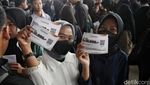 Ketika Pencari Kerja Berebut Voucher Makan di Job Fair Bekasi