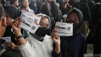 Bursa Kerja ini diadakan pada hari ini hingga lusa. Karena event Job Fair di Indonesia selalu ramai dikunjungi para jobseeker alias pencari kerja. 