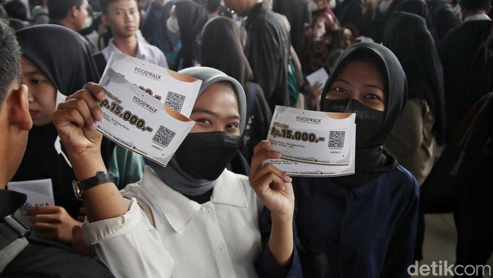 Ketika Pencari Kerja Berebut Voucher Makan di Job Fair Bekasi Ketika Pencari Kerja Berebut Voucher Makan di Job Fair Bekasi