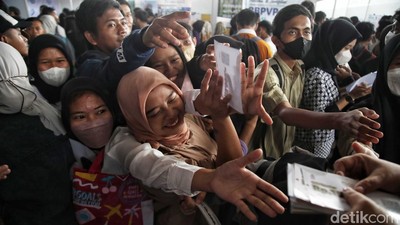 Ketika Pencari Kerja Berebut Voucher Makan di Job Fair Bekasi