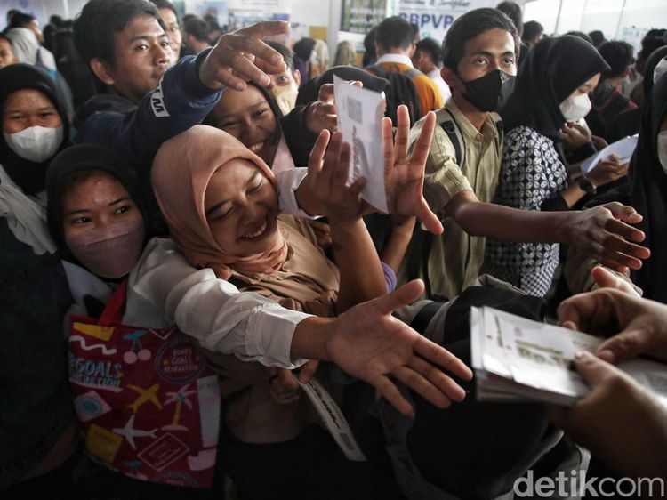 Ketika Pencari Kerja Berebut Voucher Makan di Job Fair Bekasi