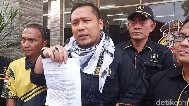 Ketua DPD Partai Ummat Kota Medan Persada, usai melaporkan Kamaruddin Simanjuntak ke Polda Sumut. (Finta Rahyuni/detikSumut)