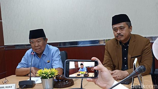 Kiri-kanan: Ketua BK DPRD DKI Jakarta Achmad Nawawi (kemeja biru) dan Wakil Ketua BK DPRD DKI Jakarta, Oman Rakinda (blazer cokelat)