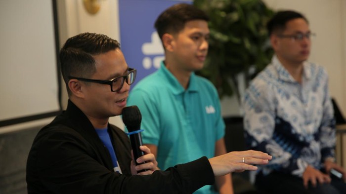 Kolaborasi Hadirkan Fitur Investasi Terintegrasi Dari kiri: Stefanus Adi Utomo, Chief Business Officer PT. Moduit Digital Indonesia,; Edwin Tirta, Head of Digital Business BCA Digital; dan Melvin Mumpuni, Founder & CEO Finansialku menunjukan aplikasi moduit dan blu di sela media gathering terkait kolaborasi Moduit, Blu by BCA dan Finansialku di Jakarta, Rabu (26/7).