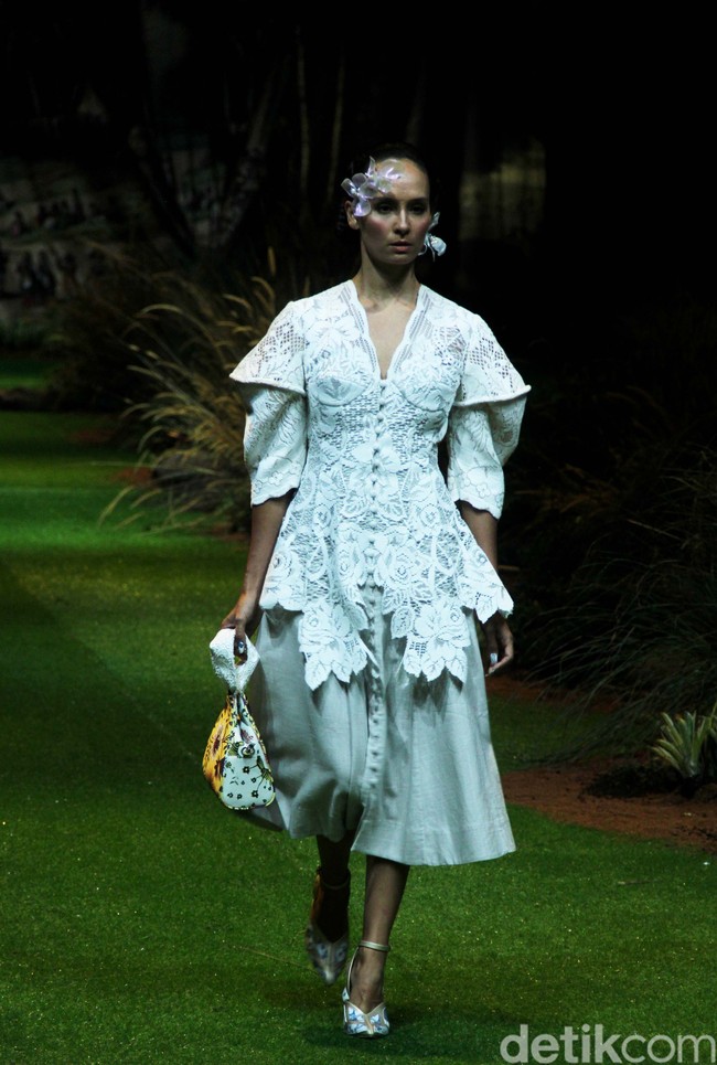 Toton menampilkan koleksi terbarunya di Hotel Mulia, Jakarta, Kamis [20/7/2023]. Kebaya di tangan Toton mendapat tampilan yang lebih kontemporer. DNA desain Toton yang artistik, eksotis, dan nature-inspired melebur indah dengan siluet-siluet kebaya seperti kutubaru dan kartini. Foto: Mohammad Abduh/detikcom.