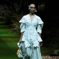 Toton menampilkan koleksi terbarunya di Hotel Mulia, Jakarta, Kamis [20/7/2023]. Kebaya di tangan Toton mendapat tampilan yang lebih kontemporer. DNA desain Toton yang artistik, eksotis, dan nature-inspired melebur indah dengan siluet-siluet kebaya seperti kutubaru dan kartini. Foto: Mohammad Abduh/detikcom.