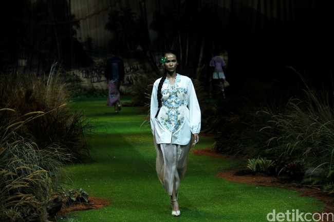Toton menampilkan koleksi terbarunya di Hotel Mulia, Jakarta, Kamis [20/7/2023]. Kebaya di tangan Toton mendapat tampilan yang lebih kontemporer. DNA desain Toton yang artistik, eksotis, dan nature-inspired melebur indah dengan siluet-siluet kebaya seperti kutubaru dan kartini. Foto: Mohammad Abduh/detikcom.