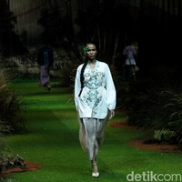 Toton menampilkan koleksi terbarunya di Hotel Mulia, Jakarta, Kamis [20/7/2023]. Kebaya di tangan Toton mendapat tampilan yang lebih kontemporer. DNA desain Toton yang artistik, eksotis, dan nature-inspired melebur indah dengan siluet-siluet kebaya seperti kutubaru dan kartini. Foto: Mohammad Abduh/detikcom.