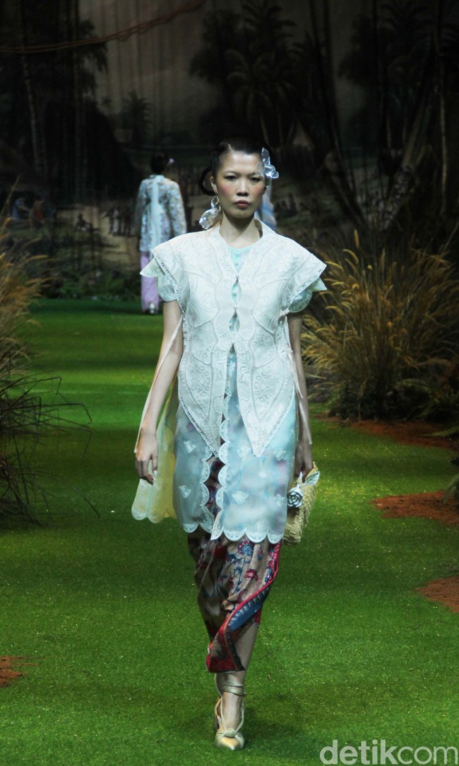 Toton menampilkan koleksi terbarunya di Hotel Mulia, Jakarta, Kamis [20/7/2023]. Kebaya di tangan Toton mendapat tampilan yang lebih kontemporer. DNA desain Toton yang artistik, eksotis, dan nature-inspired melebur indah dengan siluet-siluet kebaya seperti kutubaru dan kartini. Foto: Mohammad Abduh/detikcom.