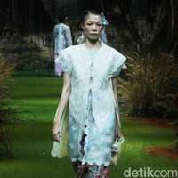 Toton menampilkan koleksi terbarunya di Hotel Mulia, Jakarta, Kamis [20/7/2023]. Kebaya di tangan Toton mendapat tampilan yang lebih kontemporer. DNA desain Toton yang artistik, eksotis, dan nature-inspired melebur indah dengan siluet-siluet kebaya seperti kutubaru dan kartini. Foto: Mohammad Abduh/detikcom.