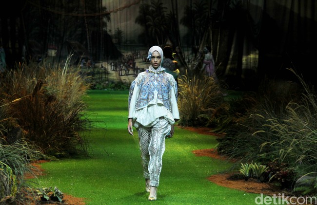 Toton menampilkan koleksi terbarunya di Hotel Mulia, Jakarta, Kamis [20/7/2023]. Kebaya di tangan Toton mendapat tampilan yang lebih kontemporer. DNA desain Toton yang artistik, eksotis, dan nature-inspired melebur indah dengan siluet-siluet kebaya seperti kutubaru dan kartini. Foto: Mohammad Abduh/detikcom.