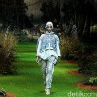 Toton menampilkan koleksi terbarunya di Hotel Mulia, Jakarta, Kamis [20/7/2023]. Kebaya di tangan Toton mendapat tampilan yang lebih kontemporer. DNA desain Toton yang artistik, eksotis, dan nature-inspired melebur indah dengan siluet-siluet kebaya seperti kutubaru dan kartini. Foto: Mohammad Abduh/detikcom.