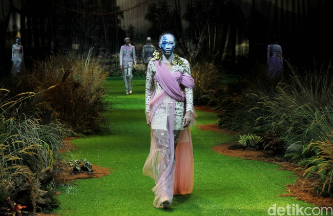 Toton menampilkan koleksi terbarunya di Hotel Mulia, Jakarta, Kamis [20/7/2023]. Kebaya di tangan Toton mendapat tampilan yang lebih kontemporer. DNA desain Toton yang artistik, eksotis, dan nature-inspired melebur indah dengan siluet-siluet kebaya seperti kutubaru dan kartini. Foto: Mohammad Abduh/detikcom.