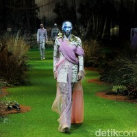 Toton menampilkan koleksi terbarunya di Hotel Mulia, Jakarta, Kamis [20/7/2023]. Kebaya di tangan Toton mendapat tampilan yang lebih kontemporer. DNA desain Toton yang artistik, eksotis, dan nature-inspired melebur indah dengan siluet-siluet kebaya seperti kutubaru dan kartini. Foto: Mohammad Abduh/detikcom.