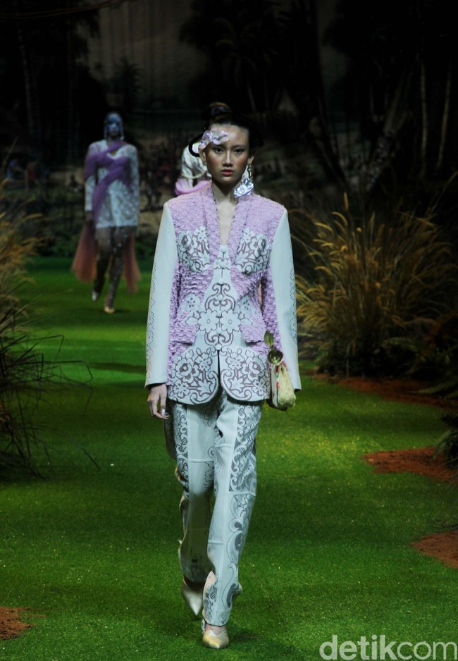 Toton menampilkan koleksi terbarunya di Hotel Mulia, Jakarta, Kamis [20/7/2023]. Kebaya di tangan Toton mendapat tampilan yang lebih kontemporer. DNA desain Toton yang artistik, eksotis, dan nature-inspired melebur indah dengan siluet-siluet kebaya seperti kutubaru dan kartini. Foto: Mohammad Abduh/detikcom.