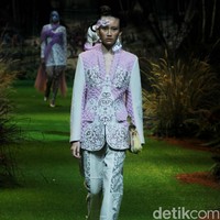 Toton menampilkan koleksi terbarunya di Hotel Mulia, Jakarta, Kamis [20/7/2023]. Kebaya di tangan Toton mendapat tampilan yang lebih kontemporer. DNA desain Toton yang artistik, eksotis, dan nature-inspired melebur indah dengan siluet-siluet kebaya seperti kutubaru dan kartini. Foto: Mohammad Abduh/detikcom.