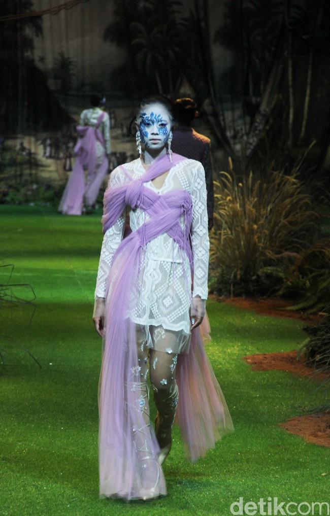 Toton menampilkan koleksi terbarunya di Hotel Mulia, Jakarta, Kamis [20/7/2023]. Kebaya di tangan Toton mendapat tampilan yang lebih kontemporer. DNA desain Toton yang artistik, eksotis, dan nature-inspired melebur indah dengan siluet-siluet kebaya seperti kutubaru dan kartini. Foto: Mohammad Abduh/detikcom.