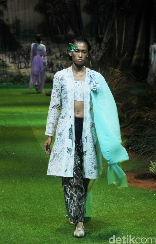 Toton menampilkan koleksi terbarunya di Hotel Mulia, Jakarta, Kamis [20/7/2023]. Kebaya di tangan Toton mendapat tampilan yang lebih kontemporer. DNA desain Toton yang artistik, eksotis, dan nature-inspired melebur indah dengan siluet-siluet kebaya seperti kutubaru dan kartini. Foto: Mohammad Abduh/detikcom.