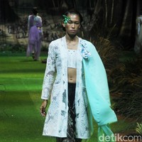 Toton menampilkan koleksi terbarunya di Hotel Mulia, Jakarta, Kamis [20/7/2023]. Kebaya di tangan Toton mendapat tampilan yang lebih kontemporer. DNA desain Toton yang artistik, eksotis, dan nature-inspired melebur indah dengan siluet-siluet kebaya seperti kutubaru dan kartini. Foto: Mohammad Abduh/detikcom.