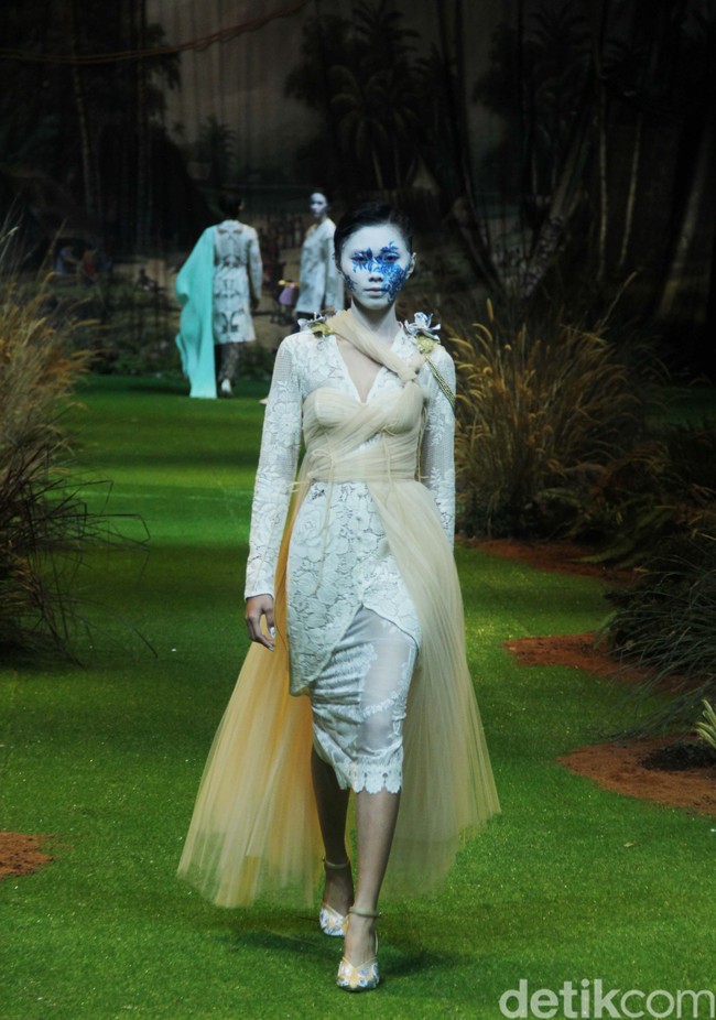 Toton menampilkan koleksi terbarunya di Hotel Mulia, Jakarta, Kamis [20/7/2023]. Kebaya di tangan Toton mendapat tampilan yang lebih kontemporer. DNA desain Toton yang artistik, eksotis, dan nature-inspired melebur indah dengan siluet-siluet kebaya seperti kutubaru dan kartini. Foto: Mohammad Abduh/detikcom.